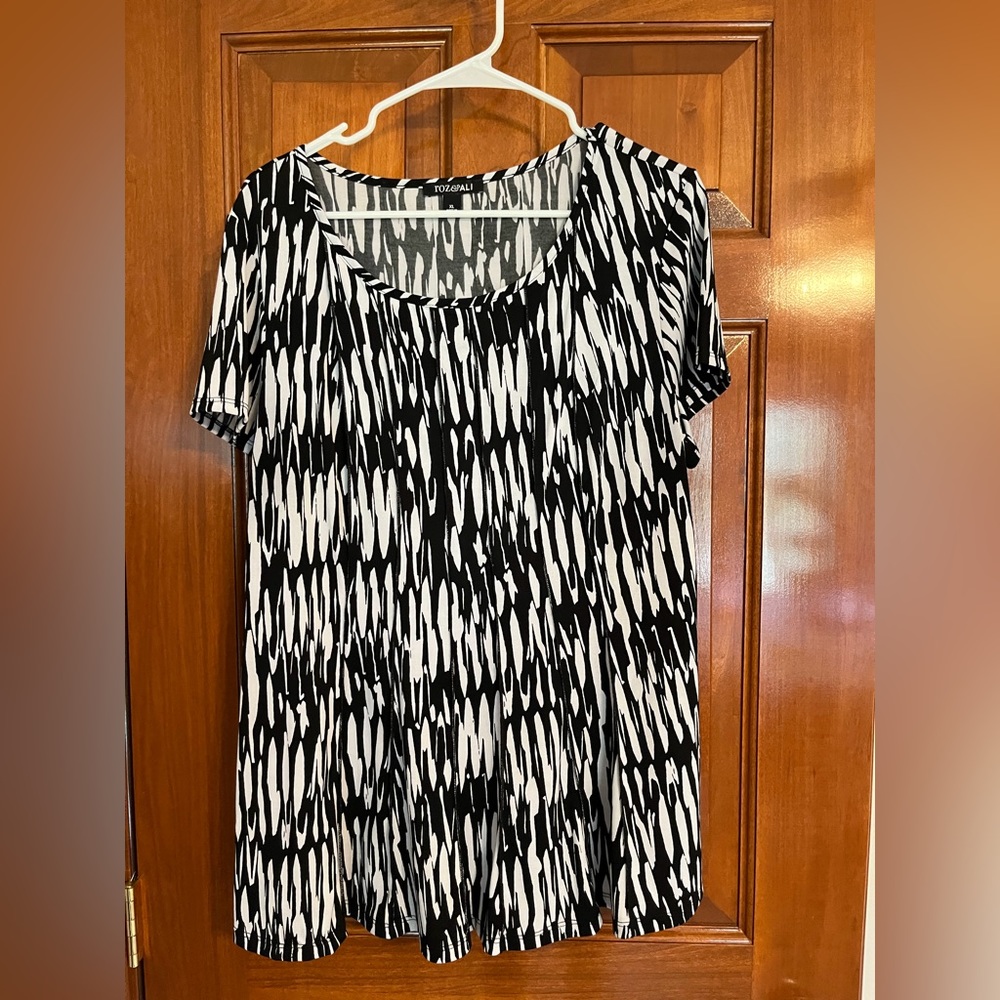 Black and white comfortable cab sleeved casual top. Size extra large